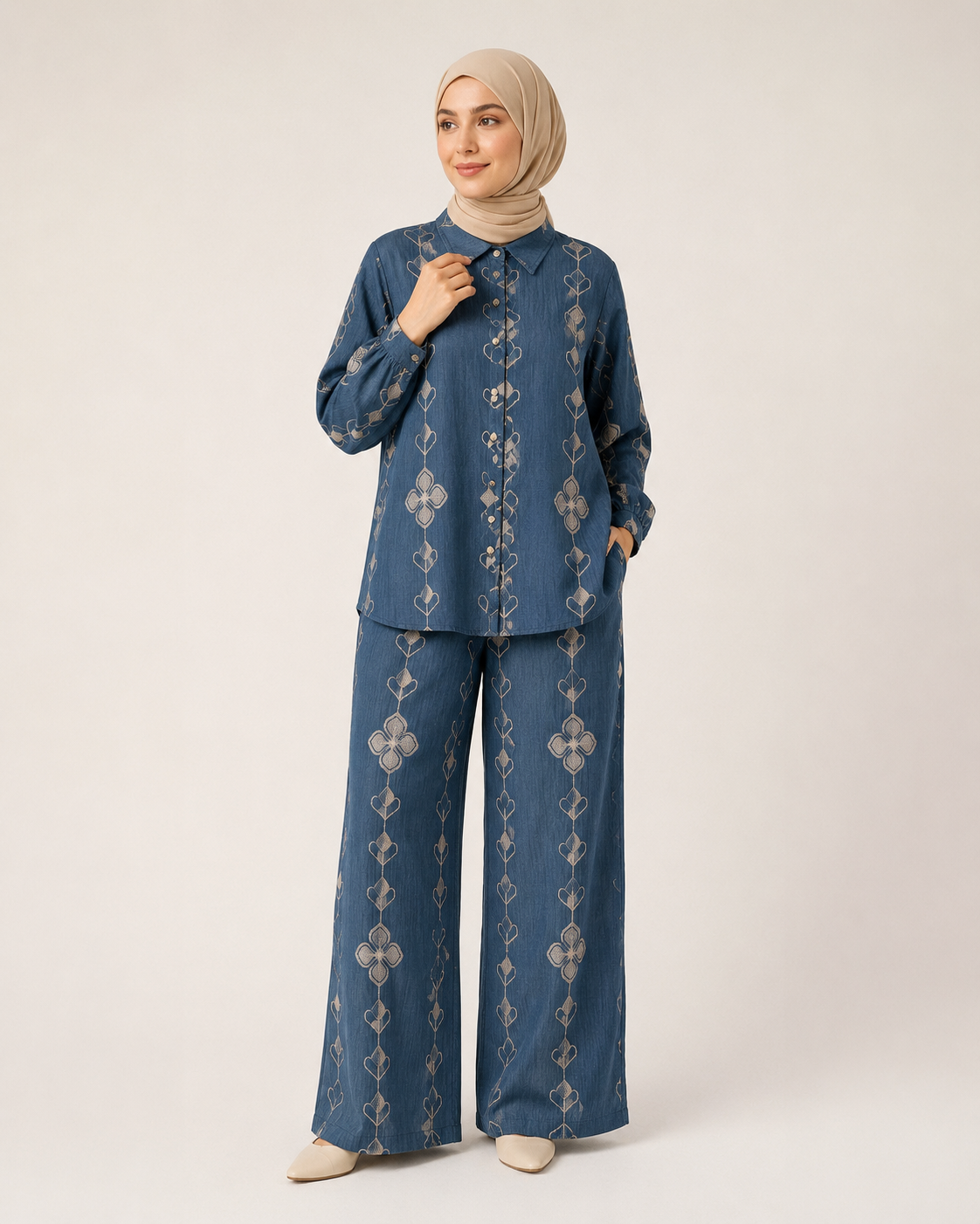 طقم Blue Bloom – قميص وبنطال مطرّز